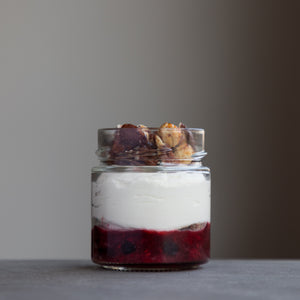 2 verrines with white chocolate mousse, Quebec berries and nut crumble
